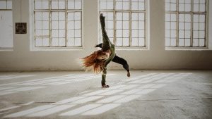 Erika O'Neill dansare dans bakgrund